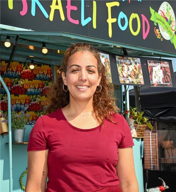 So lecker ist Streetfood bei den Maritimen Tagen „Israeli Food“ zubereitet von Carmen Palomares.