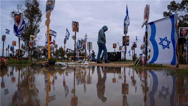 Lob und Kritik nach UN-Gerichtsurteil zu Israel Israelis besuchen den Ort, an dem am 7. Oktober 2023 bei einem Angriff von Hamas-Kämpfern auf das Nova-Musikfestival Feiernde getötet und entführt wurden.
