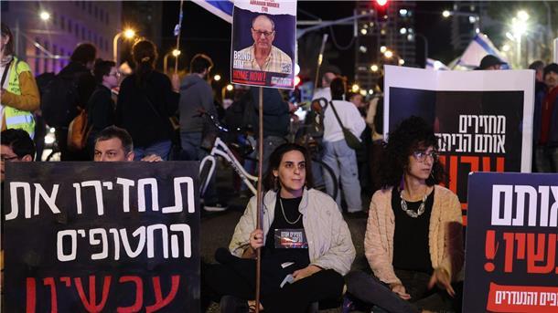 Versehentlich getötete Geiseln zeigten weiße Flagge Israelis protestieren in Tel Aviv.