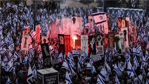 Israels Oberstes Gericht berät über umstrittenen Justizumbau Israelis protestieren vor dem Obersten Gerichtshof in Jerusalem gegen die geplante Justizreform.