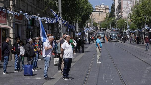 Israel feiert 75. Jubiläum - Deutsche Luftwaffe dabei Israelis stehen still und halten zwei Schweigeminuten ein, während die Sirenen zum jährlichen israelischen Gedenktag für gefallene Soldaten ertönen.