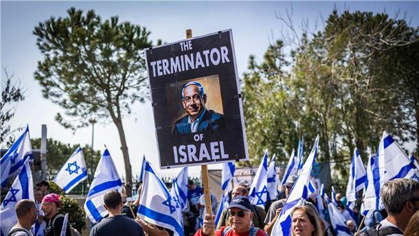 Reise von Buschmann nach Israel wird zum Balanceakt Israelische Demonstranten halten Fahnen und Schilder während eines Protestes gegen die Justizreformen vor der Knesset.