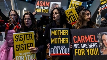 Israelische Frauen halten Plakate, die die Freilassung israelischer Geiseln fordert. Ein UN-Bericht sieht sexualisierte Gewalt bei dem Terroranschlag der Hamas als wahrscheinlich an.