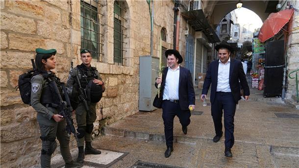 Australien widerruft Anerkenung Jerusalems als Hauptstadt Israelische Grenzpolizisten stehen Wache, während Gläubige in der Altstadt von Jerusalem den jüdischen Feiertag Sukkot begehen.