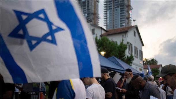 Israelische Männer beten in Tel Aviv für die von der islamistischen Hamas verschleppten Geiseln.