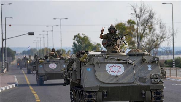 Klinik in Gaza getroffen - Jordanien sagt Biden-Treffen ab Israelische Militärfahrzeuge bewegen sich im Süden Israels auf die Grenze zum Gazastreifen zu.