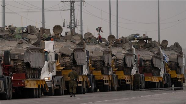 Israel erwägt vor Rafah-Angriff neuen Geisel-Deal Israelische Panzer auf dem Weg zur Grenze: Israel hält eine Offensive in Rafah für unumgänglich, um die dort verbliebenen Bataillone der Hamas zu zerschlagen.