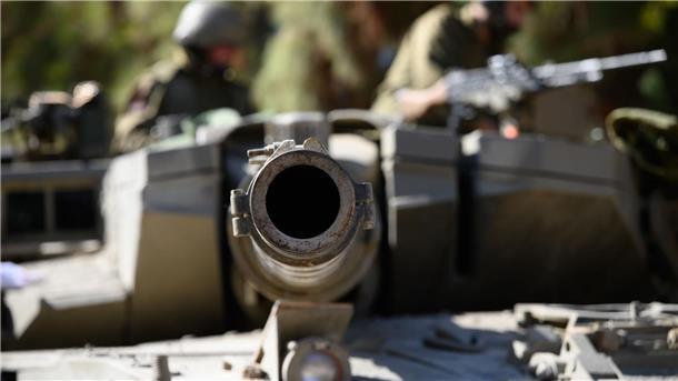 Israel attackiert militärische Ziele der Hisbollah Israelische Soldaten arbeiten auf einem Merkava-Panzer in einer Stellung im Norden Israels an der Grenze zum Libanon.