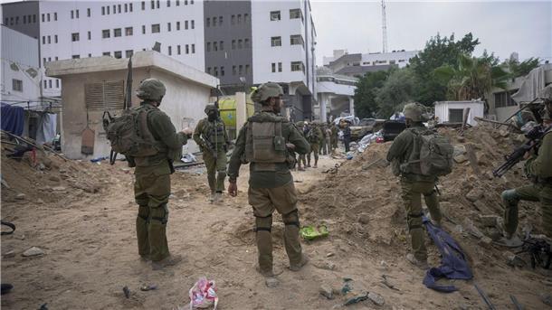 Israelische Soldaten bei einem Einsatz im November vor dem Schifa-Krankenhaus in Gaza-Stadt.