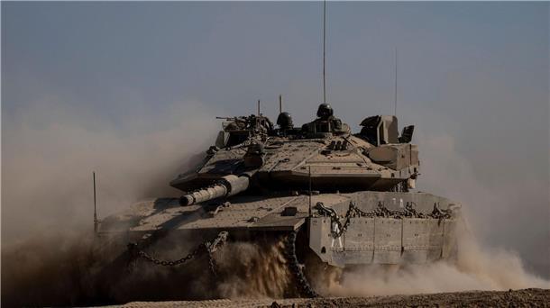 Israelische Soldaten fahren auf einem  Panzer in der Nähe der Grenze zwischen Israel und dem Gazastreifen.