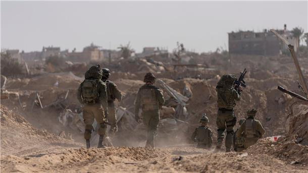 Israelische Soldaten gehen während einer Bodenoperation in Stellung.