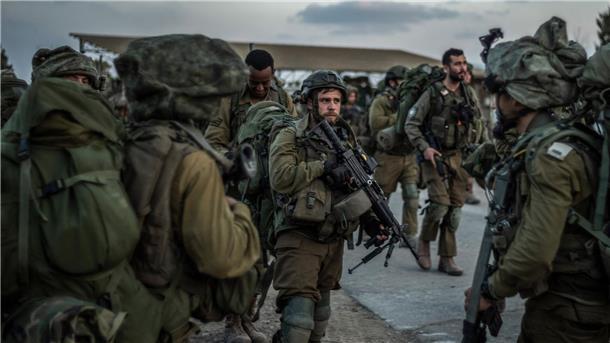 Medien: Israels Parlament billigt Notstandsregierung Israelische Soldaten im Kibbuz Beeri.