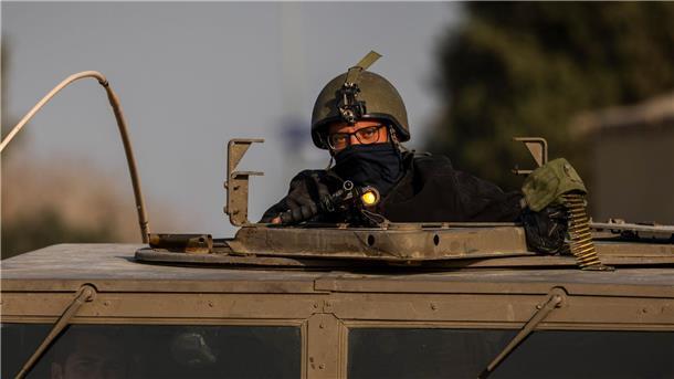 Israelische Soldaten in einem gepanzerten Militärfahrzeug.