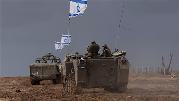 Israelische Soldaten manövrieren gepanzerte Militärfahrzeuge entlang der israelischen Grenze zum Gazastreifen.