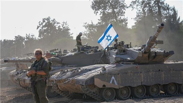 Grenze zu Gazastreifen geöffnet - Hilfslieferungen laufen an Israelische Soldaten nahe der Grenze zum Gazastreifen.