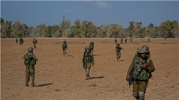 Israelische Soldaten patrouillieren im Süden Israels nahe der Grenze zwischen Israel und dem Gazastreifen.