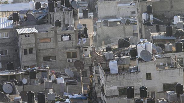 Israelische Soldaten platzieren die israelische Fahne auf einem Balkon im Flüchtlingslager Balata im Westjordanland.