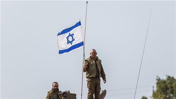 Israelische Soldaten sind nahe der Grenze zwischen Israel und dem Gazastreifen im Einsatz.