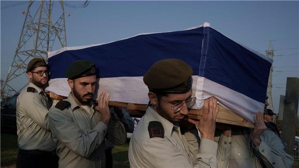 Israelische Soldaten tragen den Sarg eines Hauptmanns bei seiner Beerdigung auf einem Friedhof außerhalb von Aschkelon.