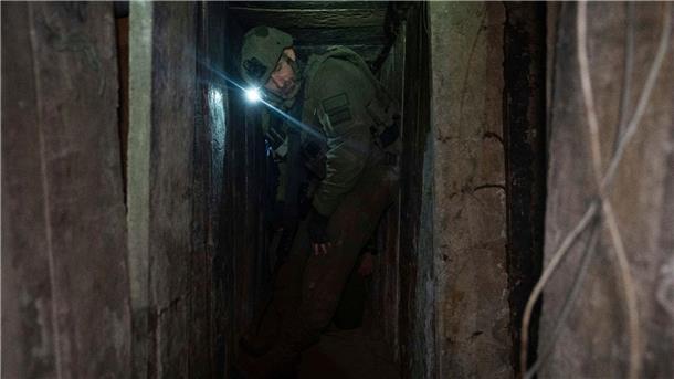 Israelische Soldaten zeigen Journalisten einen Tunnel unterhalb von Chan Junis.