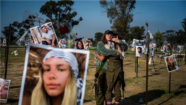 „New York Times“: Israel lagen Hamas-Angriffspläne lange vor Israelische Soldatinnen stehen zwischen Fotos getöteter Israelis am Ort des Massakers beim Re’im-Musikfestival in der Negev-Wüste.