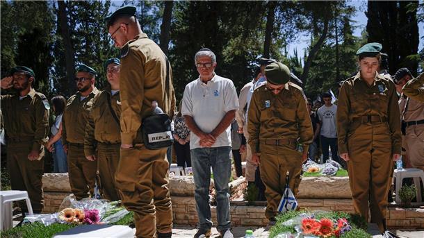 Israel feiert 75. Jubiläum - Deutsche Luftwaffe dabei Israelische Soldatinnen und Soldaten und Familienangehörige gedenken in Jerusalem der Gefallenen und Terroropfer.
