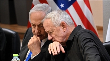Israels Parlament hat die Bildung einer Notstandsregierung von Ministerpräsident Benjamin Netanjahu und Oppositionspolitiker Benny Gantz gebilligt.