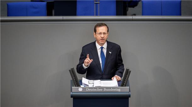 Herzog „erfreut über Reaktion auf Kommentare“ von Kanye West Israels Präsident Izchak Herzog bei einer Rede im Deutschen Bundestag Anfang September.