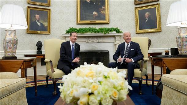 Justizreform in Israel schreitet voran - Herzog in den USA Israels Präsident Izchak Herzog (l) wird von US-Präsident Joe Biden im Oval Office des Weißen Hauses empfangen.