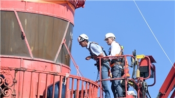 Ist da etwas zu erkennen? Nein. Lutz Jankowsky und Robert Howe beim Check der Vorarbeiten im Korb eines Steigers am Turm. 