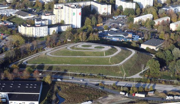 Der mächtige Hafentunnel aus der Vogelperspektive Ist das ein Landeplatz für Ufos? Nein, das ist der Tunnelberg - fast schon ein Wahrzeichen von Bremerhaven.