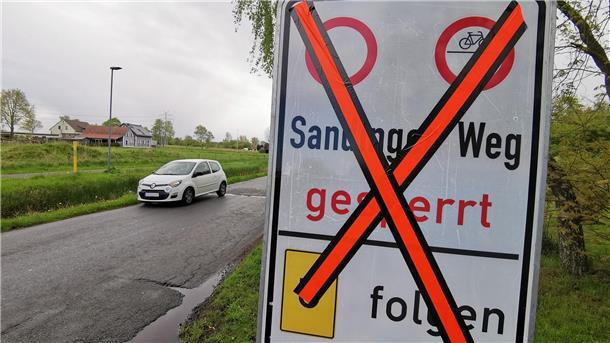 Nordenham: Irreführendes Baustellenschild sorgt für Ärger Straße mit Auto, daneben ein Hinweisschild