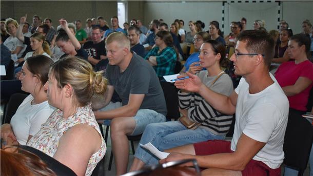 Ganztagsschule wird in Sellstedt an zwei Tagen Pflicht - Eltern kritisieren das Ist die Ganztagsschule mit zwei verpflichtenden Tagen gut für mein Kind? Nicht wenige Eltern in der Sellstedter Turnhalle waren skeptisch.