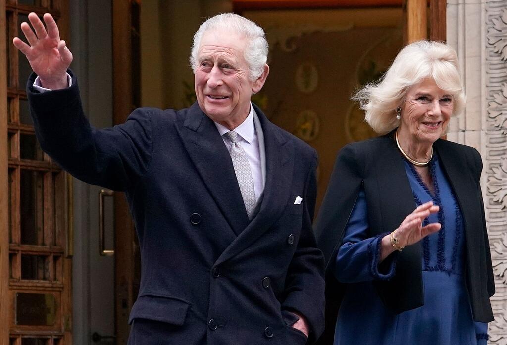 Ist König Charles erkrankt oder weilt im Ausland, kann er einige Aufgaben an „Counsellors of State“ übertragen. Dabei handelt es sich traditionell um die Ehefrau des Monarchen, also Königin Camilla, sowie die ersten vier Personen der Thronfolge.