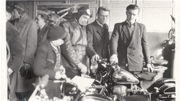 Ist sie nicht schön? Motorradliebhaber beim Begutachten einer Maschine.