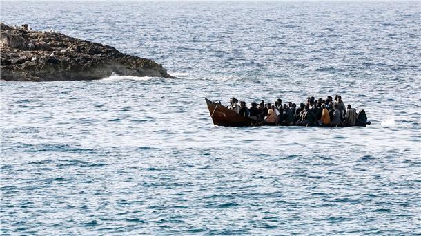 Asylverfahren auslagern? Gerichtshof verschärft Bedingungen Italien wollte die Asylanträge von auf dem Mittelmeer gestoppten Migranten aus sicheren Herkunftsländern in Albanien prüfen und sie erst dann einreisen lassen. Jetzt äußert sich der EuGH zu einem Aspekt dieses Modells. (Archivbild)