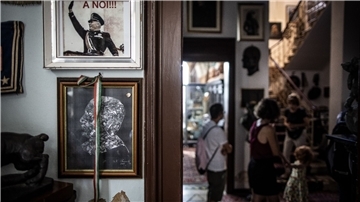 Italiener besuchen das Haus des ehemaligen italienischen Diktators Benito Mussolin in Forli, das um die Jahrtausendwende der Familie Mussolini abgekauft und in ein privates Museum umgewandelt wurde.