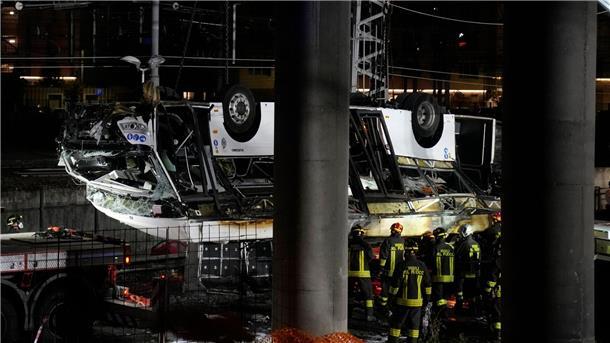 Was führte zu der Buskatastrophe von Venedig? Italienische Feuerwehrleute arbeiten nach dem Busunglück an der Unfallstelle.