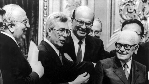 Italiens Ex-Ministerpräsident Forlani gestorben Italiens damaliger stellvertretender Ministerpräsident Arnaldo Forlani (2.v.l.) im Jahr 1983.