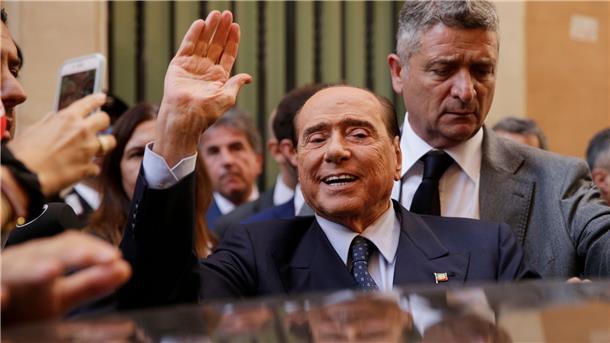 Italiens Ex-Ministerpräsident Silvio Berlusconi wird in Rom von Journalisten umringt.