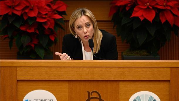 Italiens Ministerpräsidentin Giorgia Meloni spricht während ihrer ersten Pressekonferenz zum Jahresende.