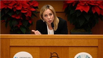 Italiens Ministerpräsidentin Giorgia Meloni spricht während ihrer ersten Pressekonferenz zum Jahresende.