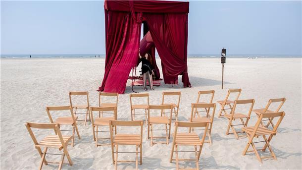 Iulia Grigoriu, rumänische Theaterregisseurin mit Wohnsitz in Berlin, bereitet am Strand der Insel einen Theatervorhang für die Aufführung vor.