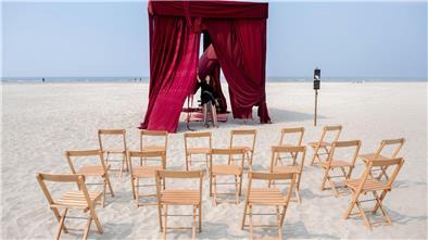 Iulia Grigoriu, rumänische Theaterregisseurin mit Wohnsitz in Berlin, bereitet am Strand der Insel einen Theatervorhang für die Aufführung vor.