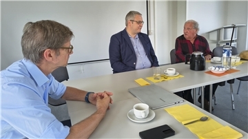 Ivar Buterfas-Frankenthal (rechts) stattete der Gedenkstätte Lager Sandbostel vor einer Woche einen Besuch ab. Im Gespräch mit Gedenkstättenleiter Andreas Ehresmann (links) und Landrat Marco Prietz lobte der 92-Jährige die Arbeit der Gedenkstätte, sprach aber auch über ein ihm wichtiges Anliegen. 