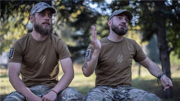 Iwan (26) und Roman (24, r) kämpfen für die Ukraine ganz vorne an der Front.