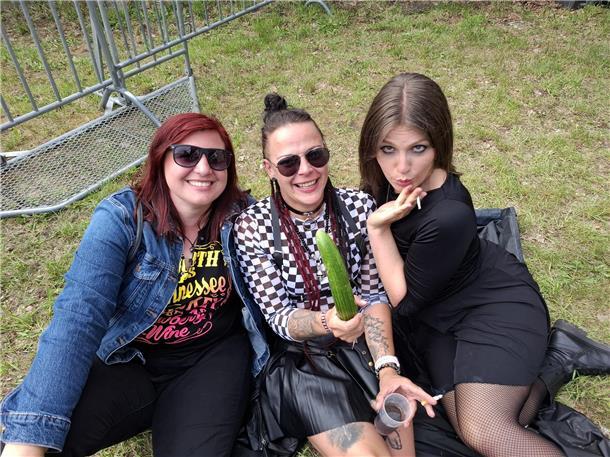 Izzy, Elli und Nika hatten eine Gurke mitgebracht, damit sie sich besser wiederf...
