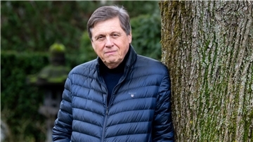 „Ja. Da draußen gibt es welche, aber wir werden sie nie treffen. Selbst kommunizieren werden nie mit ihnen. Aber es muss sie geben“, sagt der Physiker und frühere Astronaut Ulrich Walter.