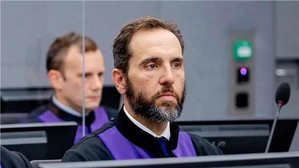 Sonderermittler übernimmt Ermittlungen gegen Trump Jack Smith ist ein erfahrener Staatsanwalt und arbeitete unter anderem als US-Staatsanwalt und Chefankläger des Sondergerichts für das Kosovo in Den Haag.