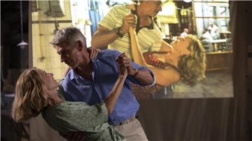 Jacques Gamblin als Thierry und Pascale Arbillot als Claire tanzen in „Akropolis Bonjour - Monsieur Thierry macht Urlaub“.